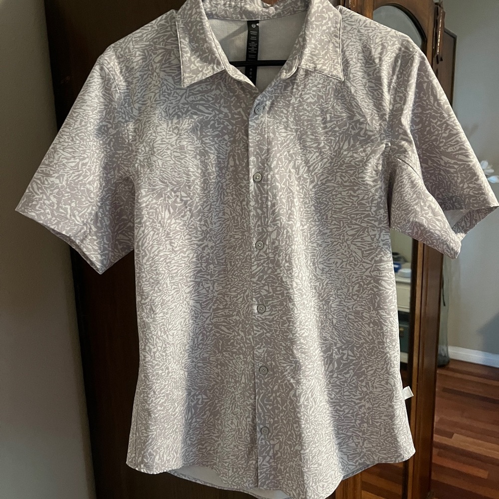 Lululemon Men’s Gray Leaf Print Shirt